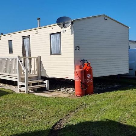 Lovely Caravan At Ingoldmells Just Behind Sealands Apartment Exterior foto