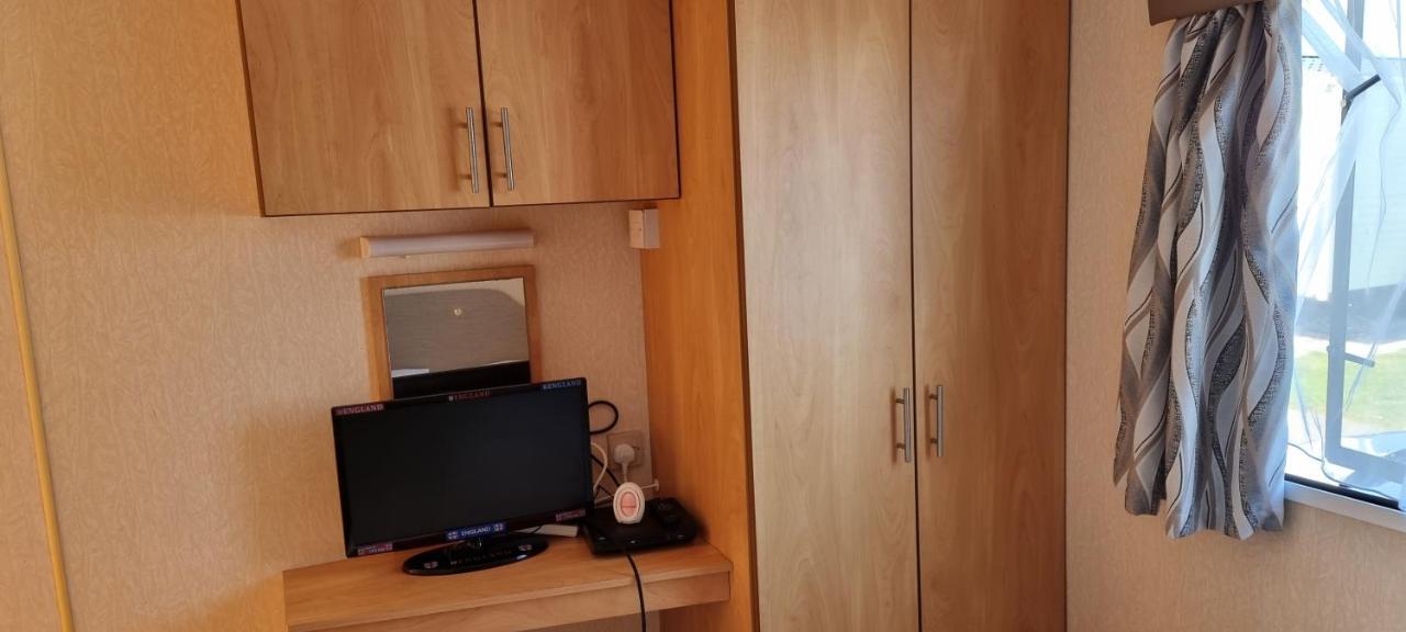 Lovely Caravan At Ingoldmells Just Behind Sealands Apartment Exterior foto