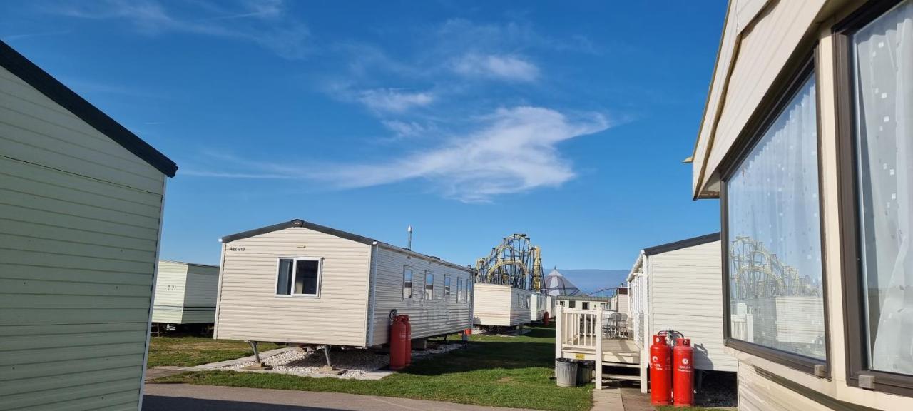 Lovely Caravan At Ingoldmells Just Behind Sealands Apartment Exterior foto