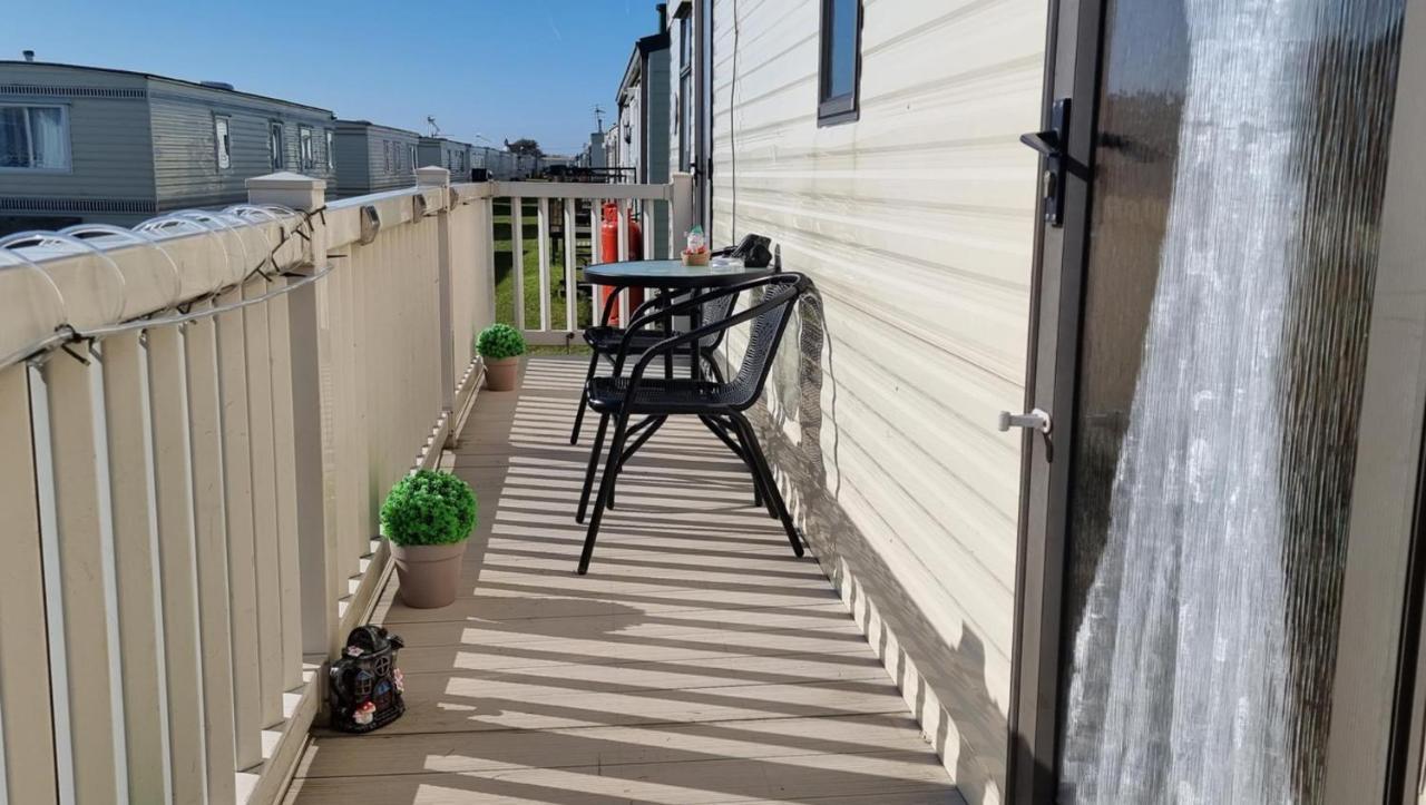 Lovely Caravan At Ingoldmells Just Behind Sealands Apartment Exterior foto